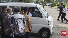 Momen Jokowi Test Drive Mobil Listrik yang Belum Dijual di GIIAS