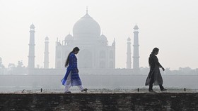 India Dicengkeram 'Musim Polusi', Taj Mahal Nyaris Tak Terlihat