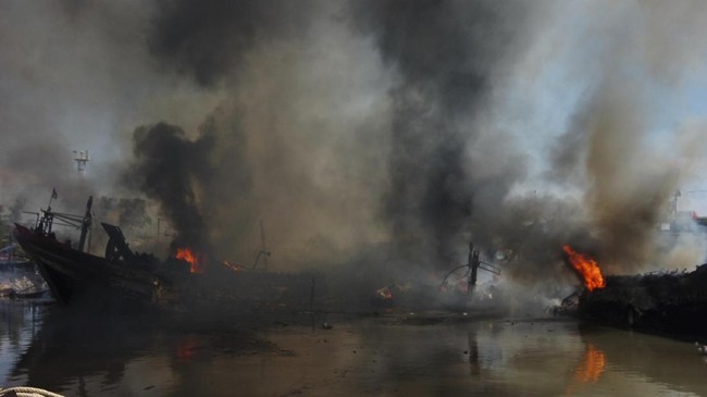 KSOP Kelas III Sunda Kelapa telah melakukan evakuasi kapal barang dengan GT 680 yang terbakar di Dermaga 006, Sabtu sore.