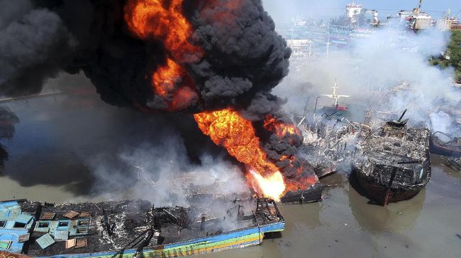 Pelabuhan Kota Tegal mengalami kebakaran pada Rabu (17/11) dini hari hingga pagi hari tadi. Kebakaran ini menghanguskan belasan kapal milik warga.