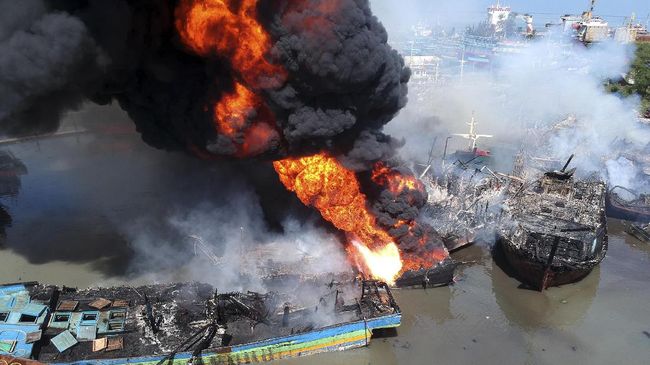 Kebakaran Pelabuhan Tegal Hanguskan Belasan Kapal Pelabuhan Kota Tegal mengalami kebakaran pada Rabu (17/11) dini hari hingga pagi hari tadi. Kebakaran ini menghanguskan belasan kapal milik warga.
