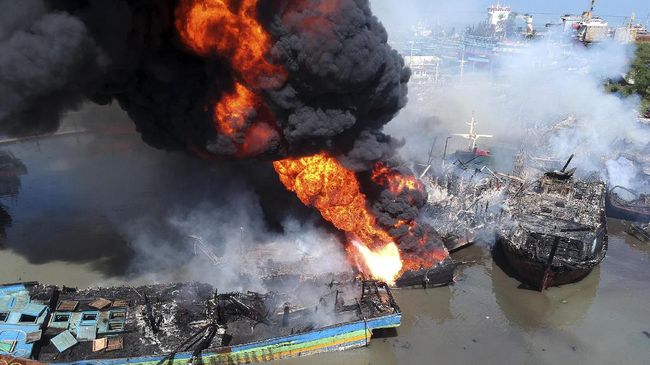 Kebakaran Pelabuhan Tegal Hanguskan Belasan Kapal