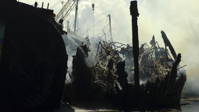 FOTO: Galangan Kapal Pelabuhan Tegal Dilalap Si Jago Merah