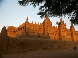 Gokil! Masjid Ini Dibangun Pakai Lumpur, Tiap Tahun Diplester Ulang