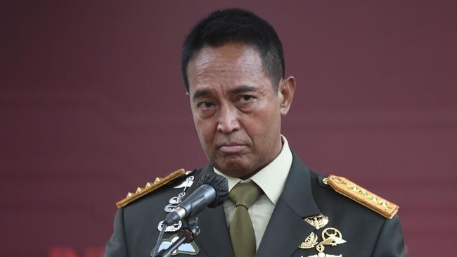 Panglima TNI Jenderal Andika Perkasa memarahi Kepala Staf Korem Merauke Kolonel Arh Hamim Tohari yang kedapatan main ponsel saat rapat