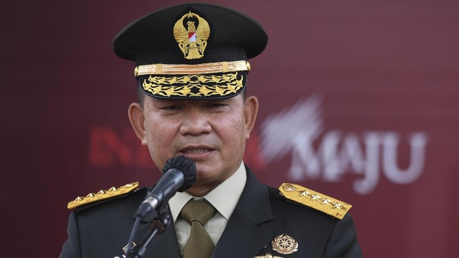 KSAD Dudung menggelar apel yang dihadiri ribuan prajurit TNI AD di Monas. Di depan ribuan pasukan Dudung bicara perkembangan kelompok radikal yang kian cepat.