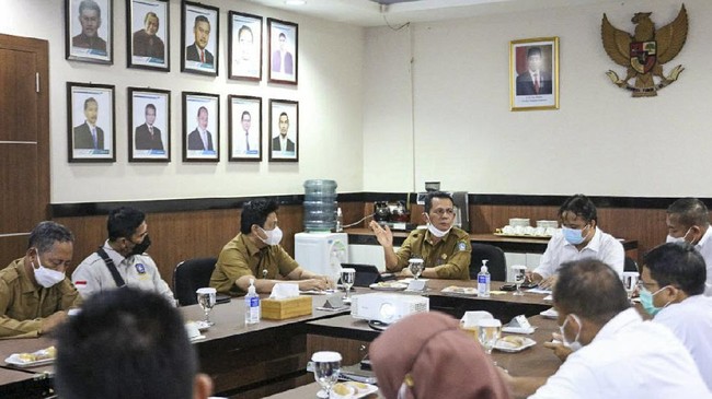Gubernur Kepulauan Riau, Ansar Ahmad terus mengupayakan percepatan program Kepri Terang dengan merealisasikan listrik masuk desa di beberapa pulau.