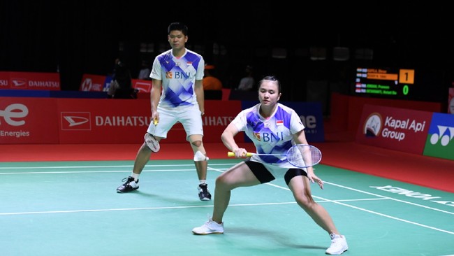 Praveen Jordan/Melati Daeva Oktavianti melangkah ke babak 16 besar Indonesia Open 2021 usai meraih satu poin di babak 32 besar, Rabu (24/11).