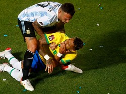 Raphinha Kena Sikut Otamendi lalu Dipaksa Bangun Saat Terkapar