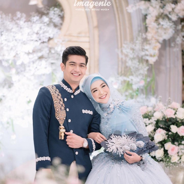 <p>Di hari yang sama, Ria Ricis dan Teuku Ryan sempat mengganti kostum. Kali ini, keduanya terlihat bak <em>princess</em> bersama sang pangeran. (Foto: Instagram @riaricis1795)</p>