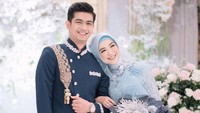 <p>Di hari yang sama, Ria Ricis dan Teuku Ryan sempat mengganti kostum. Kali ini, keduanya terlihat bak <em>princess</em> bersama sang pangeran. (Foto: Instagram @riaricis1795)</p>