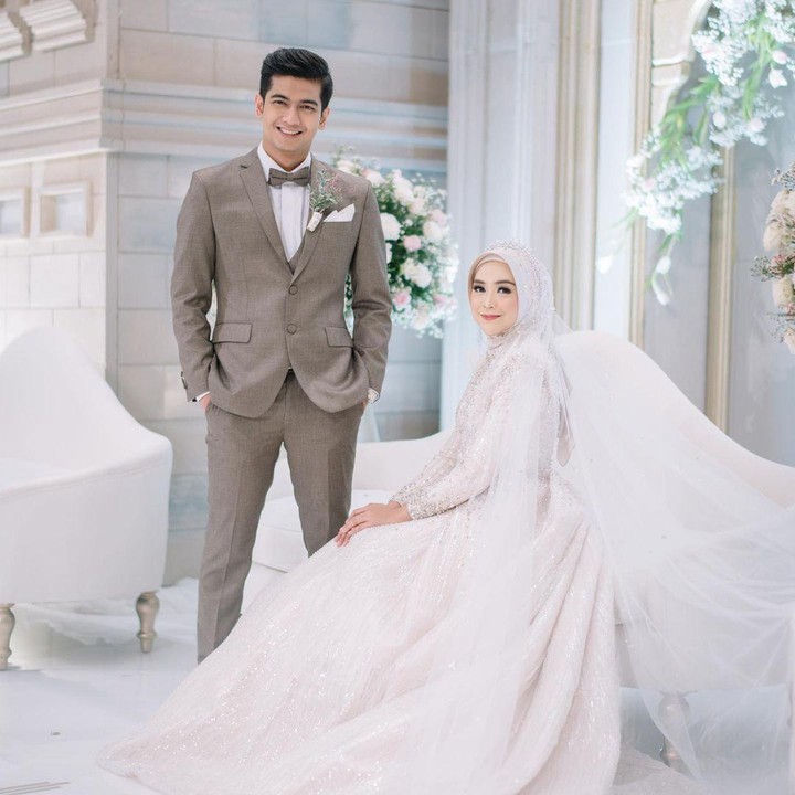 <p>Dalam acara tersebut, Ria Ricis dan Teuku Ryan tampak menawan dalam balutan gaun dan jas pengantin.  (Foto: Instagram @riaricis1795)</p>