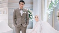 <p>Dalam acara tersebut, Ria Ricis dan Teuku Ryan tampak menawan dalam balutan gaun dan jas pengantin.  (Foto: Instagram @riaricis1795)</p>