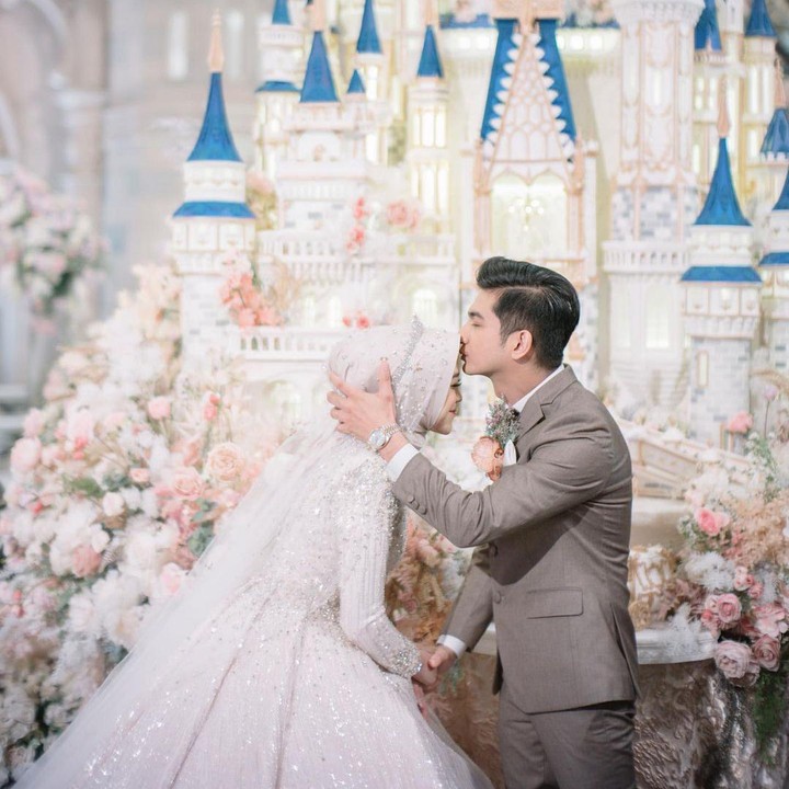 <p>Selamat menjalankan kehidupan rumah tangga untuk Ria Ricis dan suami. Kita doakan semoga pernikahan mereka selalu diselimuti kebahagiaan ya, Bunda. (Foto: Instagram @riaricis1795)</p>