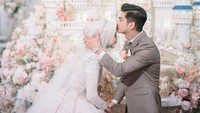 <p>Selamat menjalankan kehidupan rumah tangga untuk Ria Ricis dan suami. Kita doakan semoga pernikahan mereka selalu diselimuti kebahagiaan ya, Bunda. (Foto: Instagram @riaricis1795)</p>