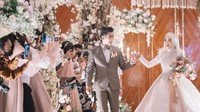 <p>Ria Ricis dan Teuku Ryan menggelar acara resepsi pernikahan di Hotel InterContinental, Jakarta Selatan, Sabtu (13/11/2021) lalu, Bunda.  (Foto: Instagram @riaricis1795)</p>
