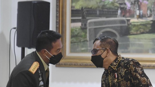 Menko Polhukam Mahfud MD menyebut TNI bukan institusi pertama yang menghapus syarat keturunan bekas anggota PKI tak bisa mendaftar sebagai anggota militer.
