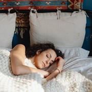 Nyaman dan Bebas Jerawat, Ini Tips Memilih Bahan Seprai Sesuai dengan Jenis Kulitmu!