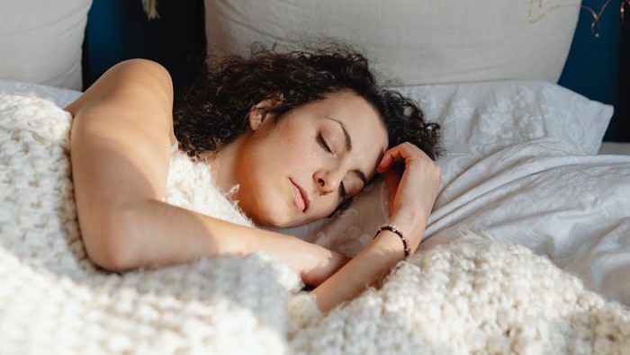 Nyaman dan Bebas Jerawat, Ini Tips Memilih Bahan Seprai Sesuai dengan Jenis Kulitmu!