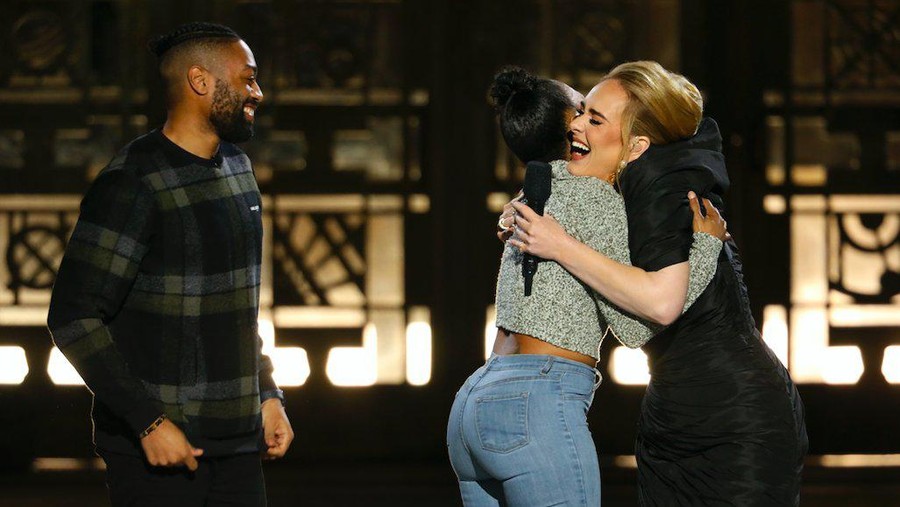 Sweet Banget, Adele Bantu Pria Ini Lamar Kekasihnya