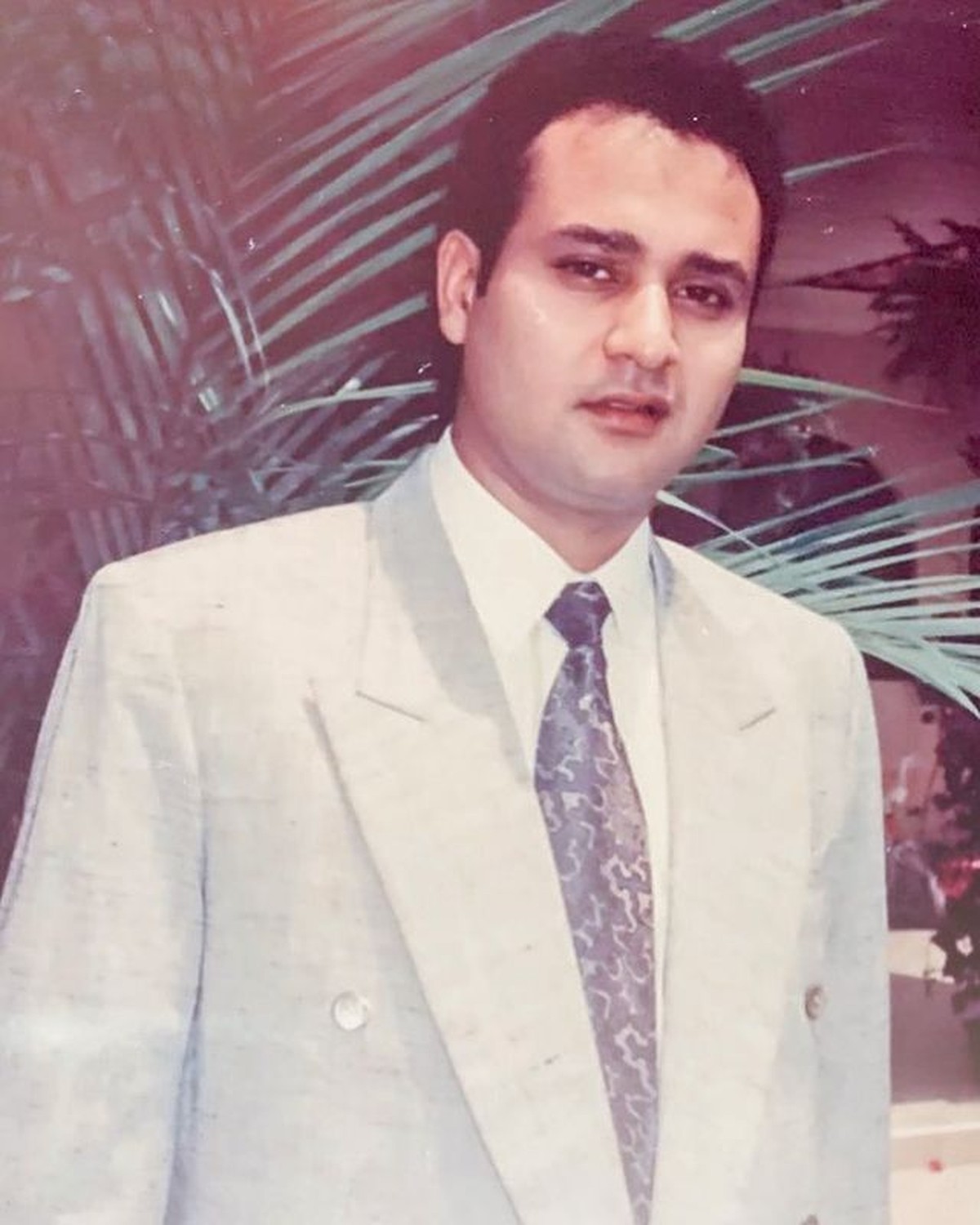 Irwan Mussry baru saja berulang tahun yang ke 59 pada Senin &lpar;15&sol;11&rpar;&period; Yuk intip foto mudanya yang tampan bikin pangling&excl;