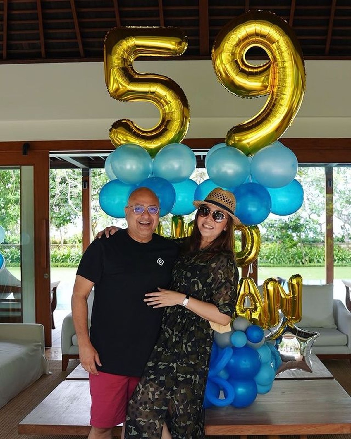 Irwan Mussry baru saja berulang tahun yang ke 59 pada Senin &lpar;15&sol;11&rpar;&period; Yuk intip foto mudanya yang tampan bikin pangling&excl;