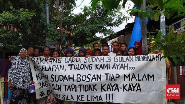 Camat Kep Sangkarrang menyatakan selama ini aliran listrik di Kelurahan Pulau Barrang Caddi, Kota Makassar, berasal dari genset yang dikelola swasta, bukan PLN.