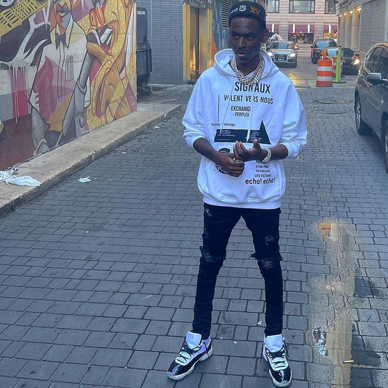 Rapper Young Dolph meninggal dunia Rabu (17/11) secara tragis ditembak di toko kue. Yuk kita lihat fotonya!