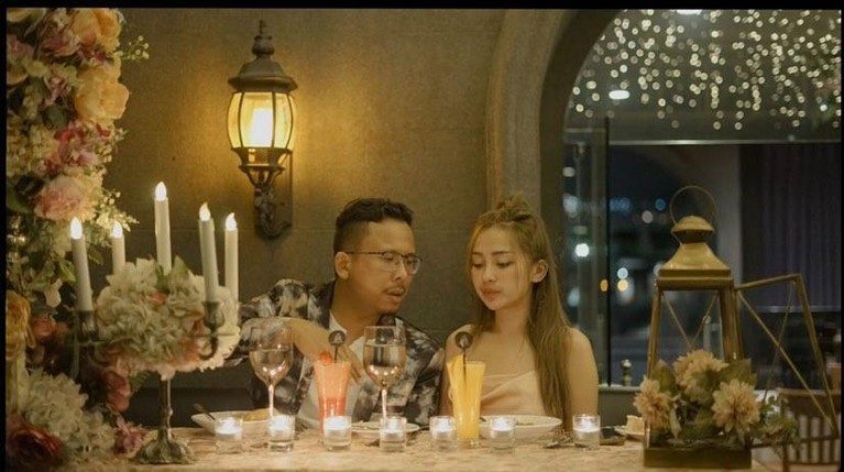 7 Momen Cupi Cupita & Calon Suami Makan Malam Romantis Momen Cupi Cupita & Calon Suami Makan Malam Romantis