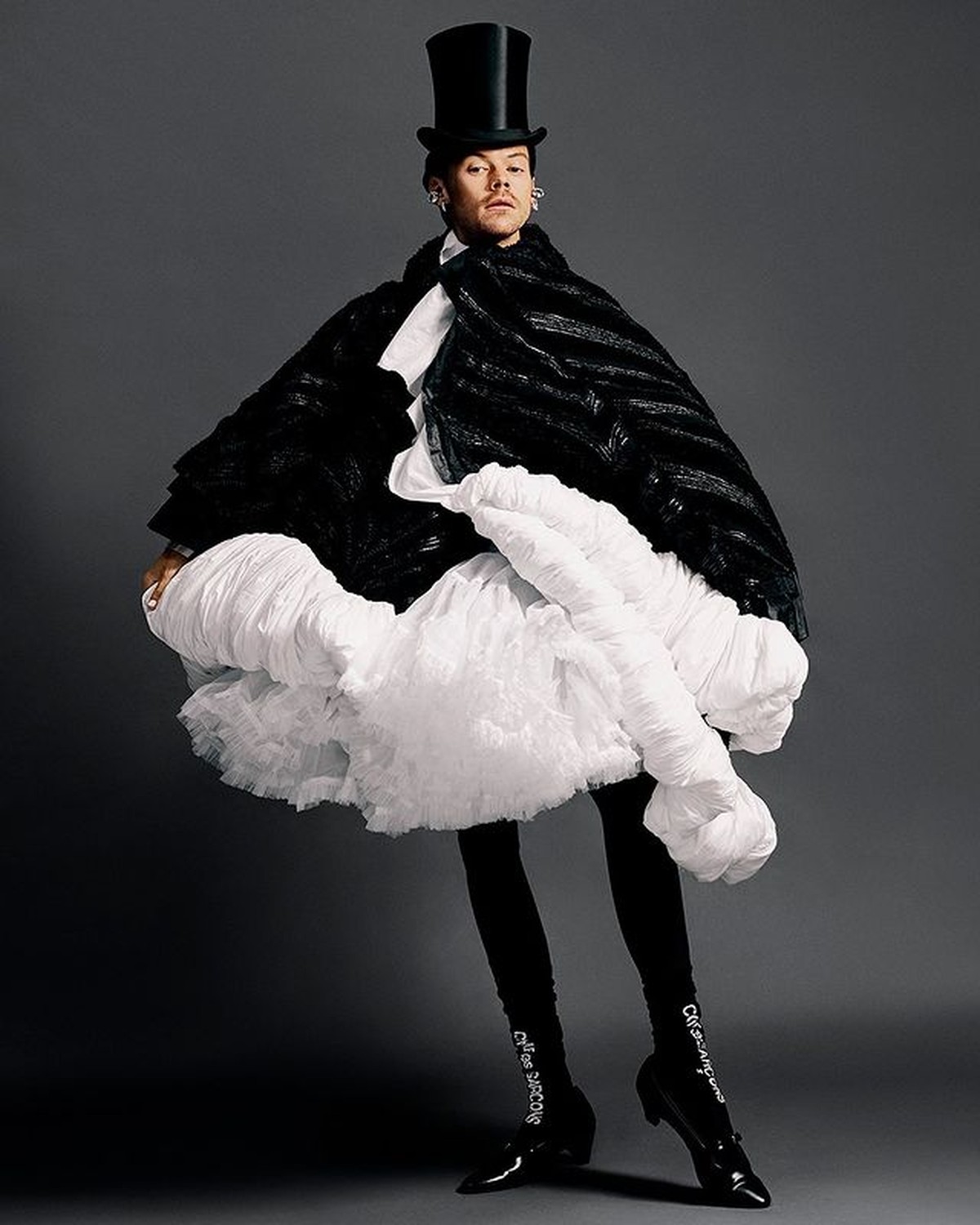 Harry Styles memang memiliki gaya pakaian yang ikonik dan nyentrik&comma; di pemotretan terbarunya ia memakai pakaian tak biasa&period; Yuk intip&excl;