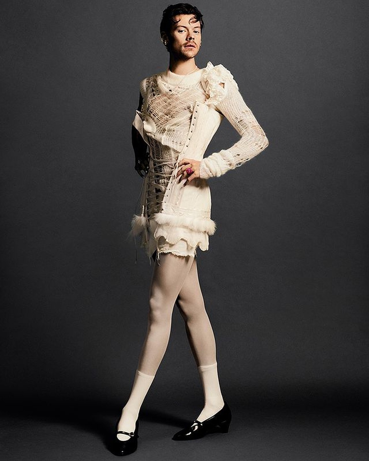 Harry Styles memang memiliki gaya pakaian yang ikonik dan nyentrik&comma; di pemotretan terbarunya ia memakai pakaian tak biasa&period; Yuk intip&excl;