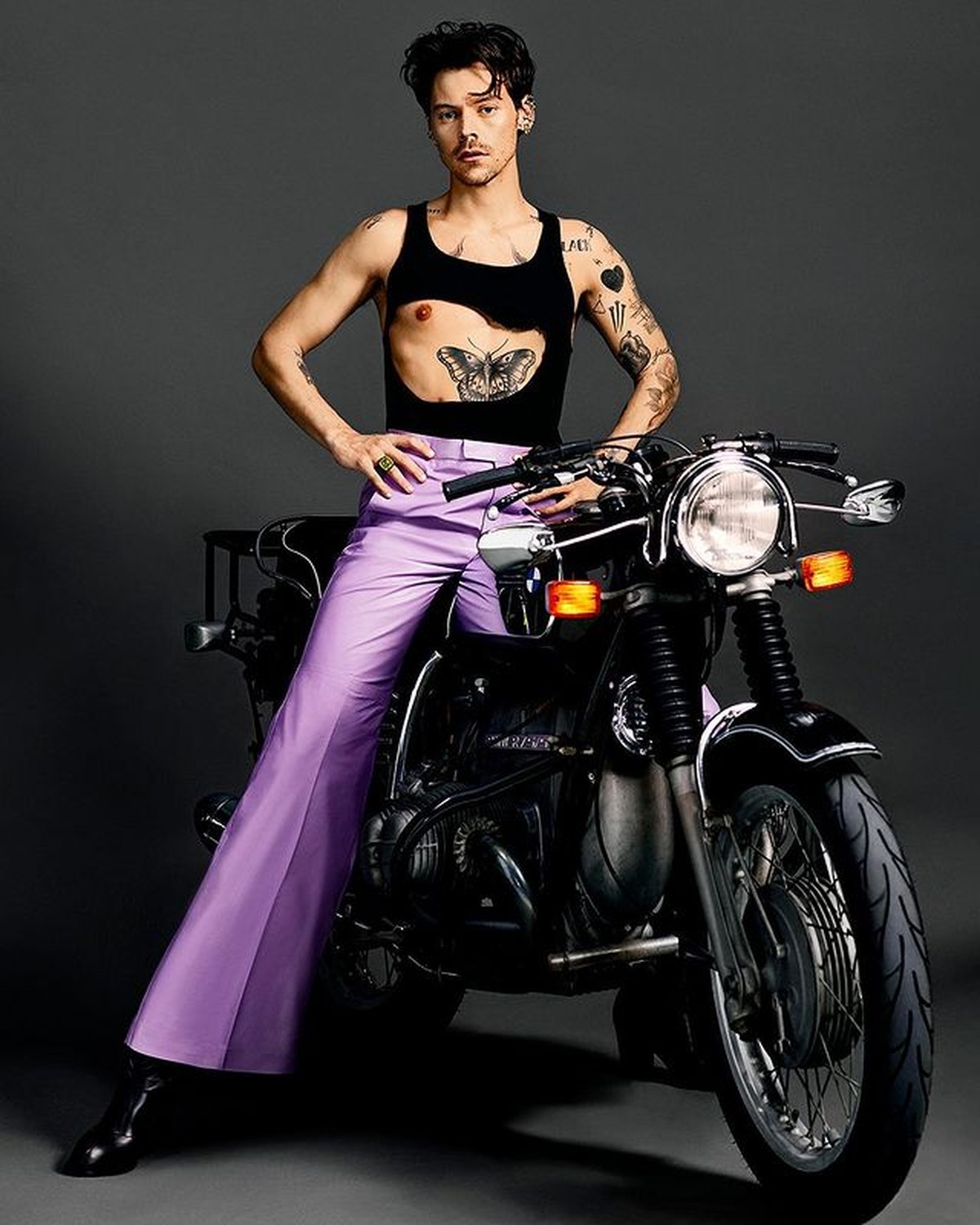 Harry Styles memang memiliki gaya pakaian yang ikonik dan nyentrik&comma; di pemotretan terbarunya ia memakai pakaian tak biasa&period; Yuk intip&excl;