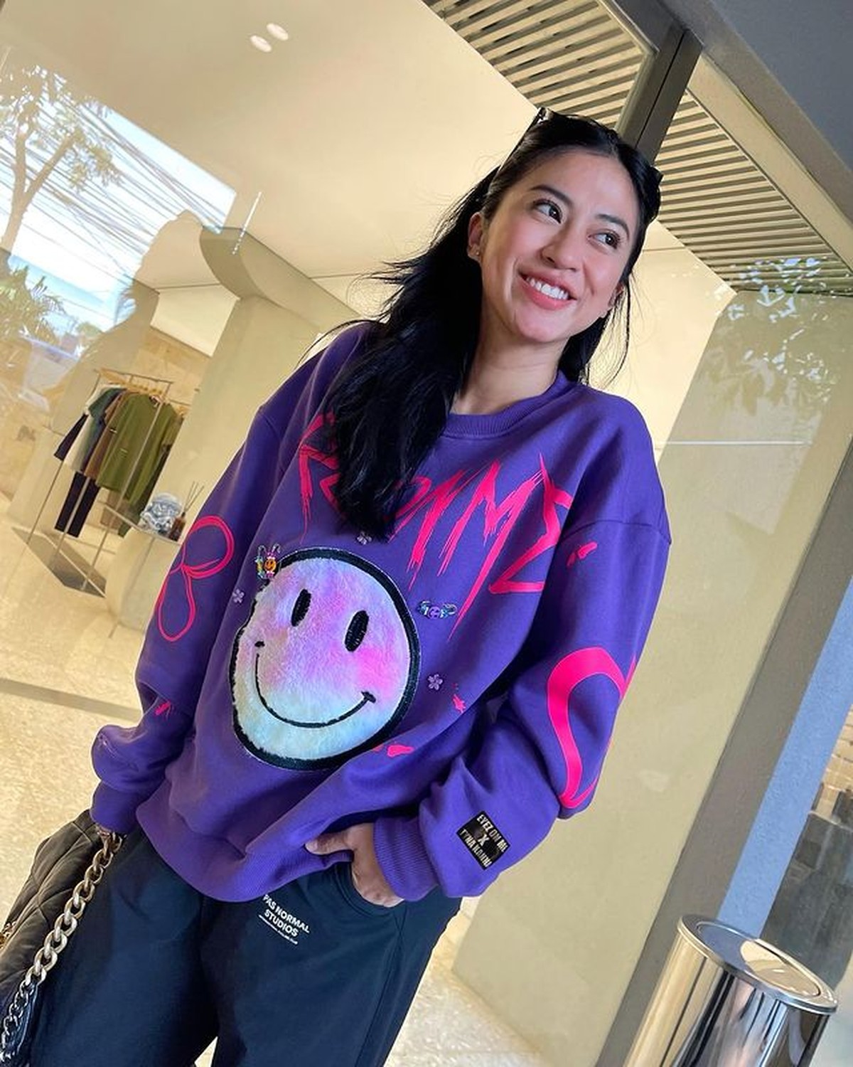 Meski telah memiliki dua orang putri cantik yang beranjak remaja&comma; style Tyna Kanna tetap modis dan kekinian&period; Yuk intip&excl;