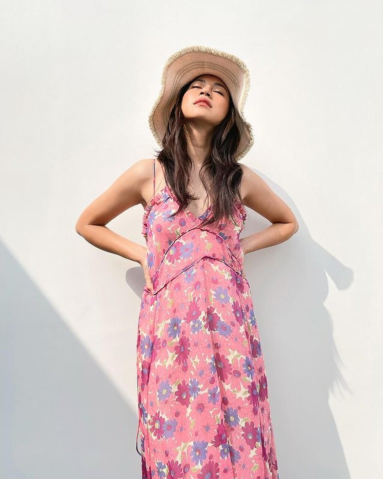 Meski telah memiliki dua orang putri cantik yang beranjak remaja, style Tyna Kanna tetap modis dan kekinian. Yuk intip!