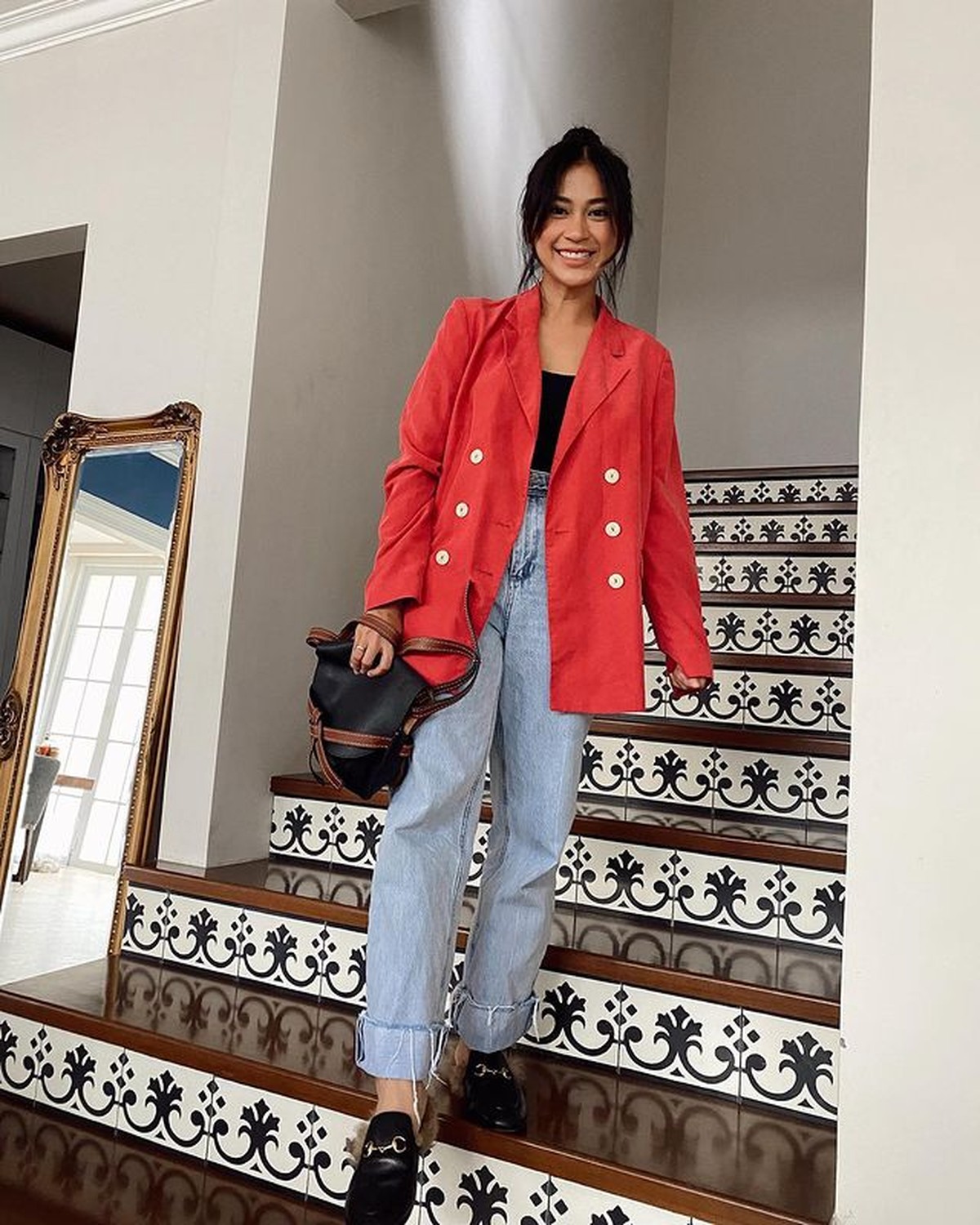 Meski telah memiliki dua orang putri cantik yang beranjak remaja&comma; style Tyna Kanna tetap modis dan kekinian&period; Yuk intip&excl;