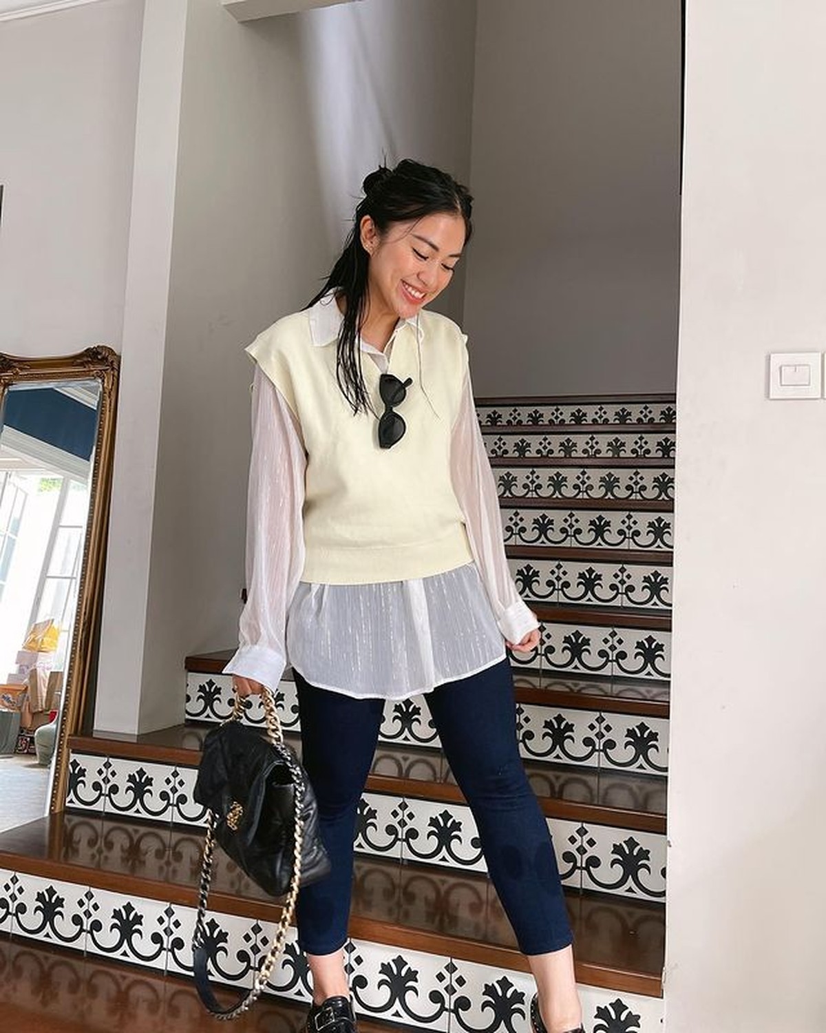 Meski telah memiliki dua orang putri cantik yang beranjak remaja&comma; style Tyna Kanna tetap modis dan kekinian&period; Yuk intip&excl;