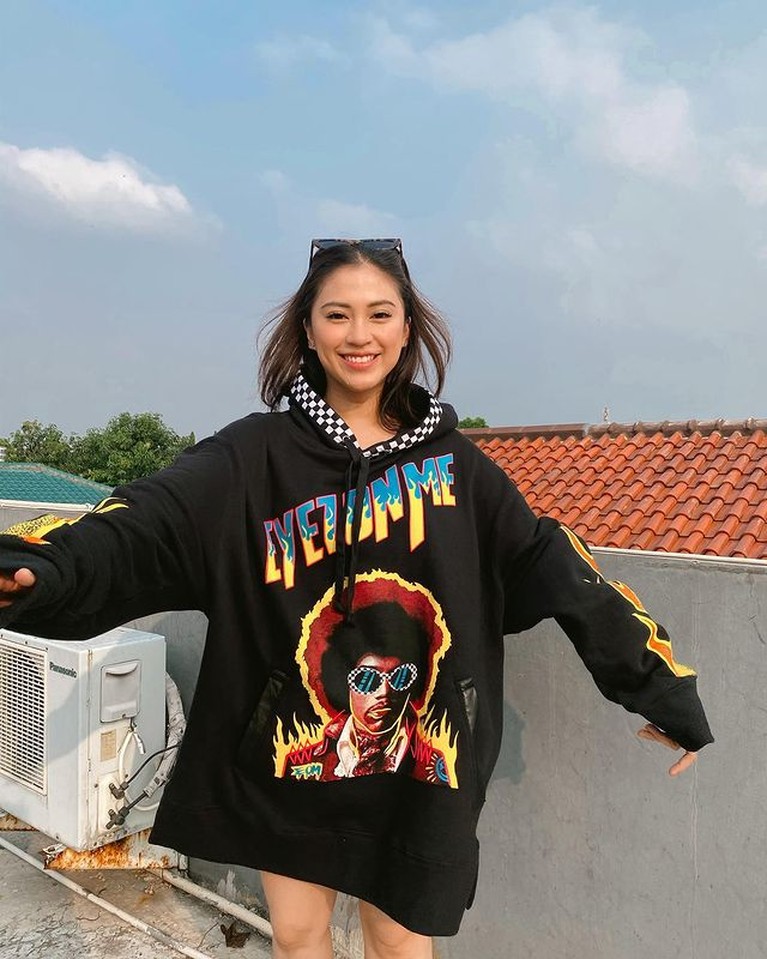7 Potret Fashion Style Tynna Kanna Ibu Dua Anak yang Modis Meski telah memiliki dua orang putri cantik yang beranjak remaja, style Tyna Kanna tetap modis dan kekinian. Yuk intip!
