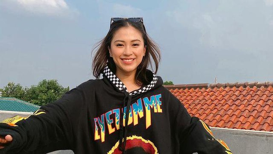 Meski telah memiliki dua orang putri cantik yang beranjak remaja, style Tyna Kanna tetap modis dan kekinian. Yuk intip!