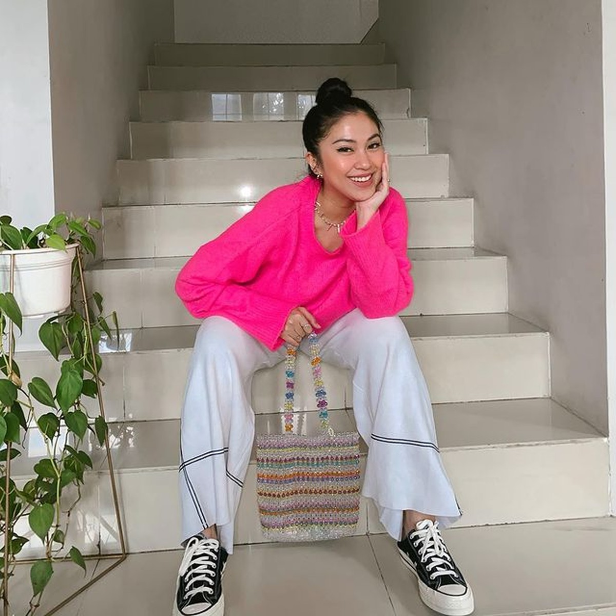 Meski telah memiliki dua orang putri cantik yang beranjak remaja&comma; style Tyna Kanna tetap modis dan kekinian&period; Yuk intip&excl;