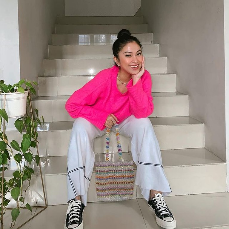 7 Potret Fashion Style Tynna Kanna Ibu Dua Anak yang Modis Meski telah memiliki dua orang putri cantik yang beranjak remaja, style Tyna Kanna tetap modis dan kekinian. Yuk intip!