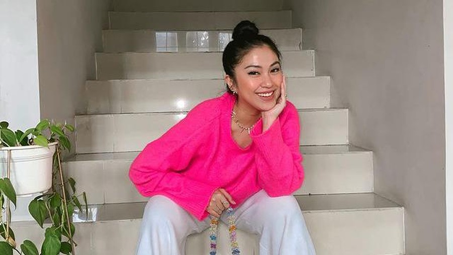 Meski telah memiliki dua orang putri cantik yang beranjak remaja, style Tyna Kanna tetap modis dan kekinian. Yuk intip!