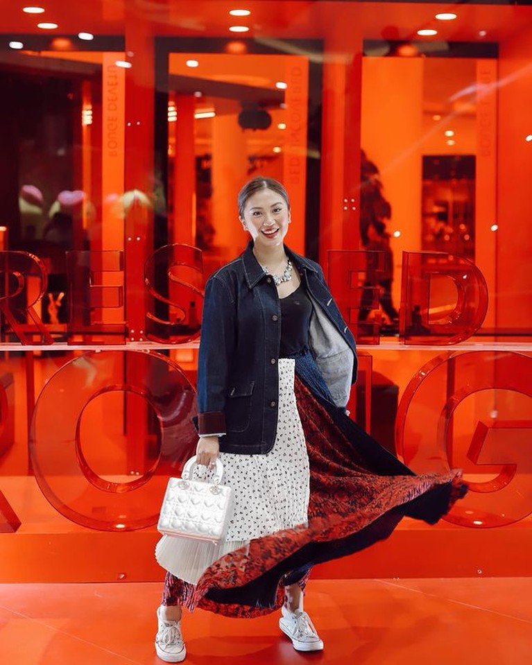 7 Potret Fashion Style Tynna Kanna Ibu Dua Anak yang Modis Meski telah memiliki dua orang putri cantik yang beranjak remaja, style Tyna Kanna tetap modis dan kekinian. Yuk intip!