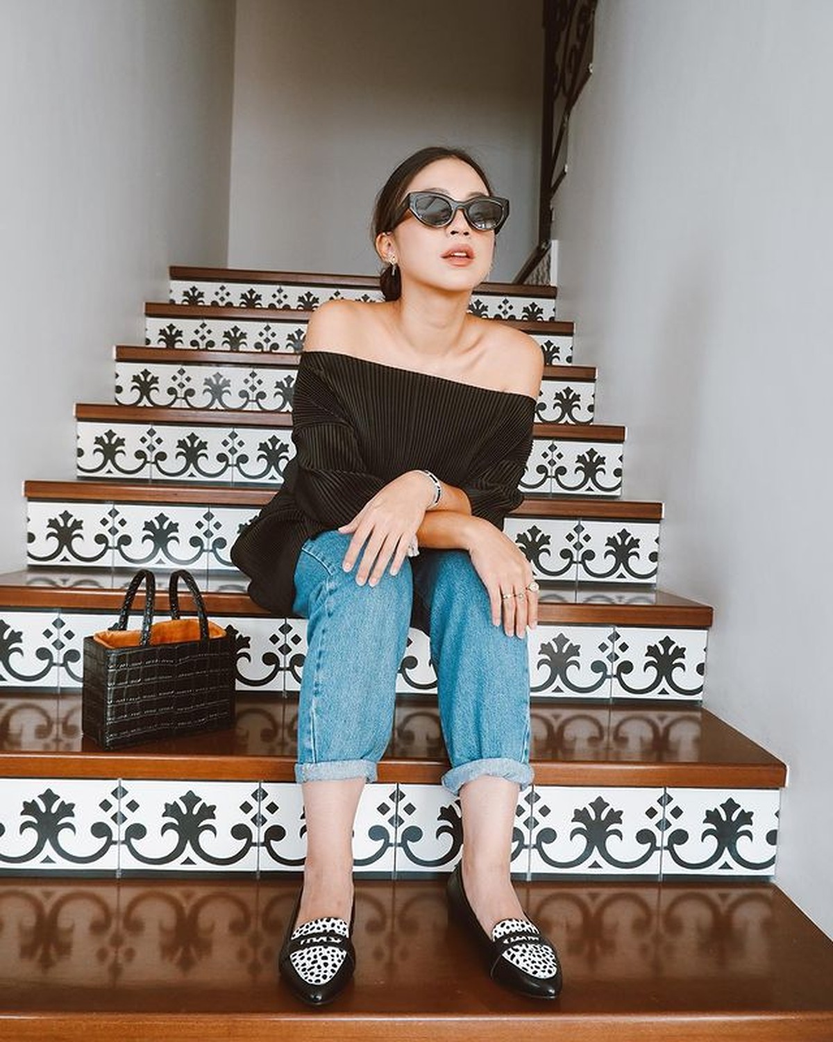 Meski telah memiliki dua orang putri cantik yang beranjak remaja&comma; style Tyna Kanna tetap modis dan kekinian&period; Yuk intip&excl;