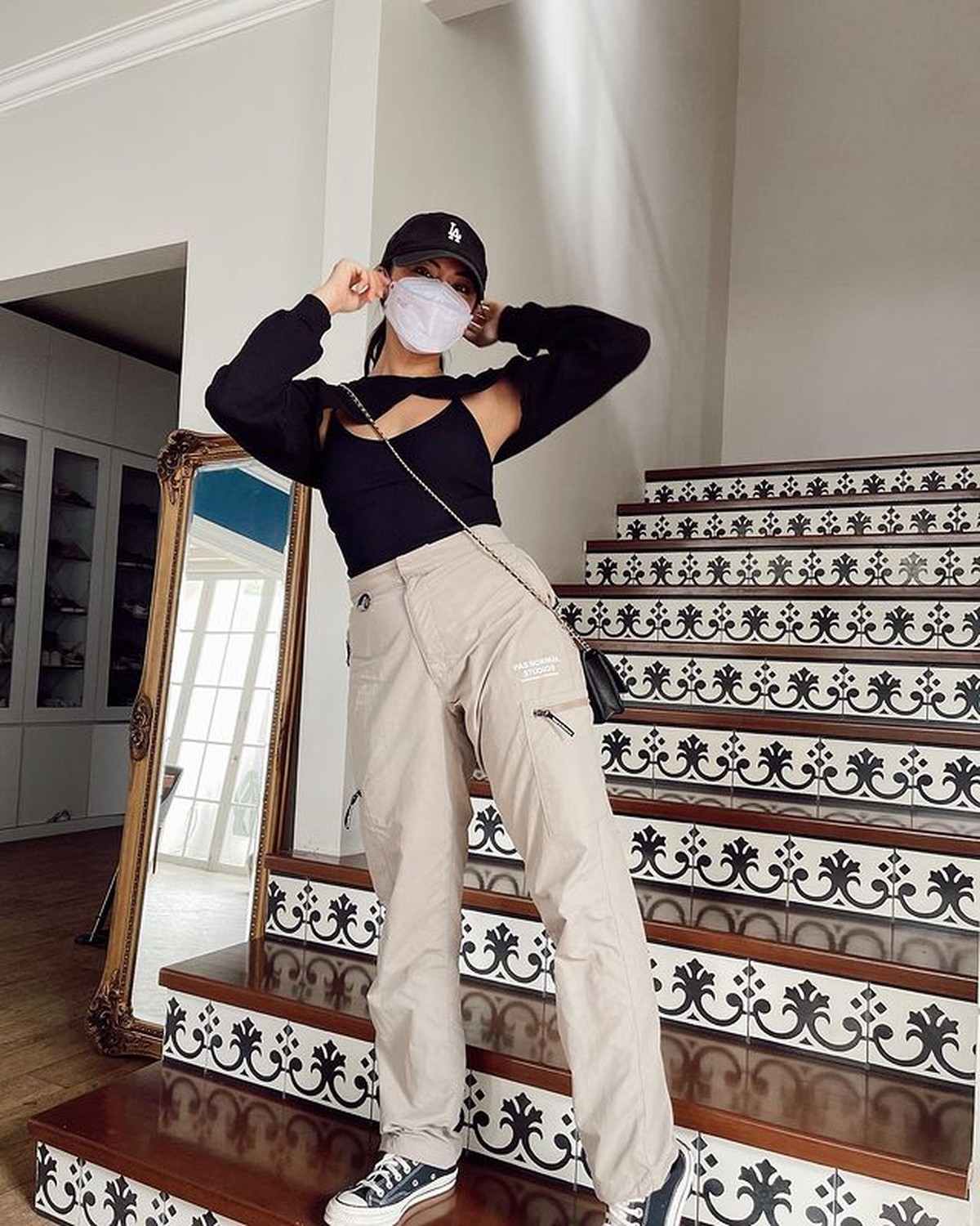 Meski telah memiliki dua orang putri cantik yang beranjak remaja&comma; style Tyna Kanna tetap modis dan kekinian&period; Yuk intip&excl;