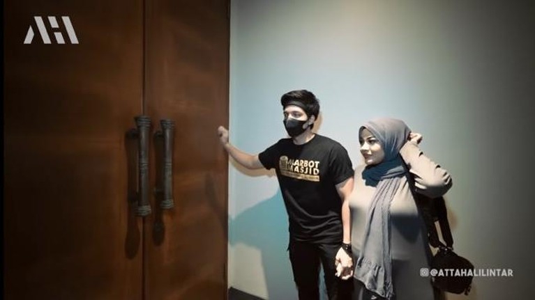 9 Potret Rumah Mewah Baru Lesti & Rizky Billar, Ada Koleksi Mobil Sport Mahal Sejak menikah Lesti Kejora dan Rizky Billar pindah ke rumah mewah baru mereka. Yuk kita intip penampakannya!