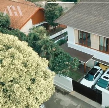 9 Potret Rumah Mewah Lesti & Rizky Billar, Isi Garasinya Bikin Takjub