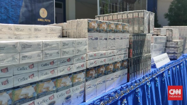 Bea Cukai Sumbagbar Buka Suara Soal Peredaran Rokok Ilegal di Lampung Kenaikan tarif cukai rokok membuat peredaran rokok ilegal di beberapa wilayah kabupaten/kota di Lampung makin merajalela.