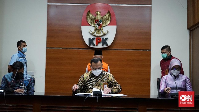 KPK memutuskan langsung menahan Abdul Wahid selama 20 hari pertama terhitung sejak hari ini hingga 7 Desember 2021.