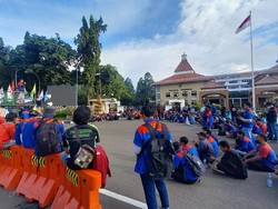 Demo di Depan Pemkot Tangerang, Massa Buruh Tuntut Kenaikan Upah 13,5%