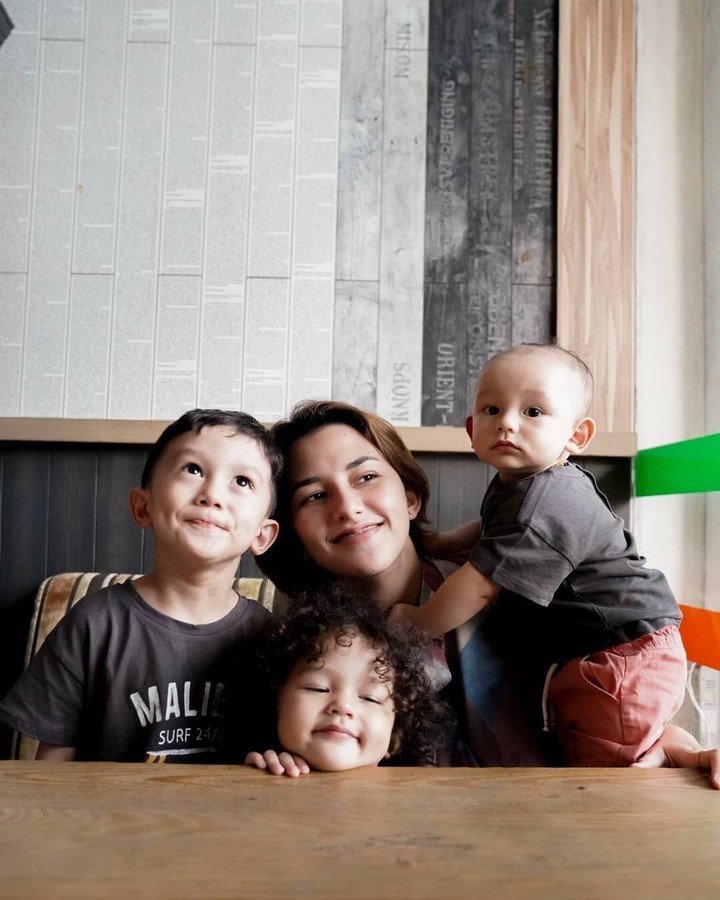 Dahlia Poland bersama anak-anaknya